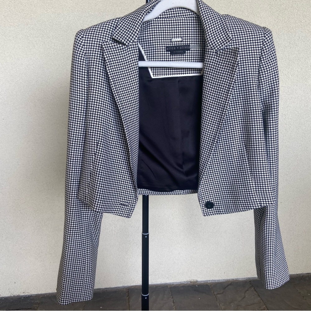 Alice + Olivia
Houndstooth-Print Breann Fitted Cropped Blazer